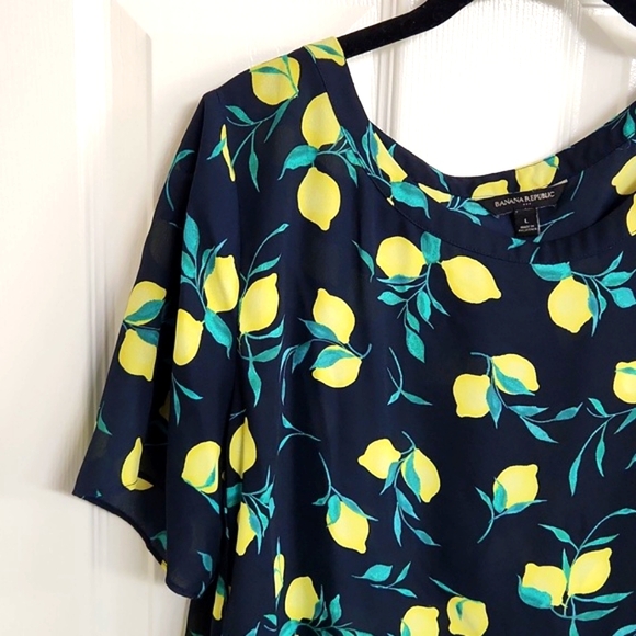 Banana Republic navy lemon print hi-low hem top Size: L - Picture 5 of 6